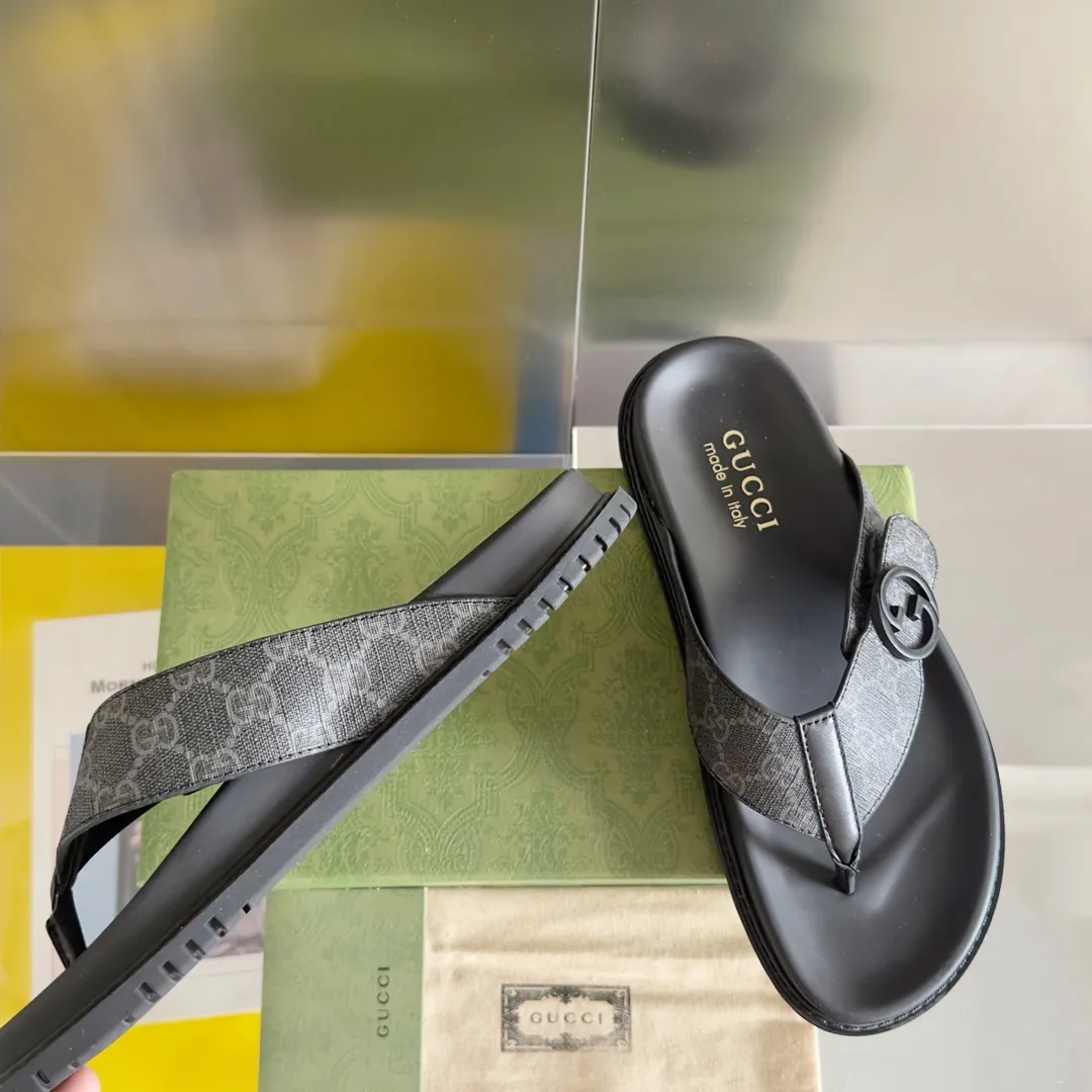 [G Home] Men's Men's Shoes💰: 300💰Size: 38-45 🆕2024Gucci Gucci Summer New Style Double G Presbyopia Flip-flops Cross Sandals Thick Sole Slippers Beach Shoes Original Purchase and Development Production G family's 2024 new summer dark horse items, fashion bloggers at home and abroad have put on the show, and it has become popular on social platforms at home and abroad. Fashionistas must pay for it, and they spend a lot of money to create ingenious craftsmanship and accurately restore every detail. Exquisite packaging at the delivery counter🛍📦 ▪️ Fabric: Original imported double G presbyopic leather ▪️ Lining: Original imported leather ▪️ Sole: Original open molded T men's shoes 💰U outsole ▪️ Bottom thickness: 3CM